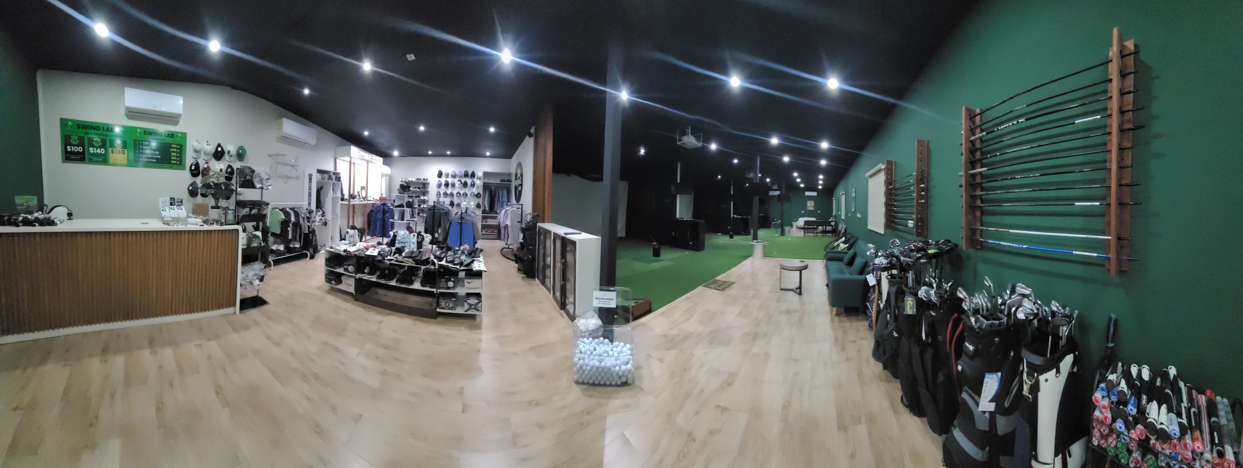 Vista panorámica de la tienda y área de práctica de SwingLab Golf